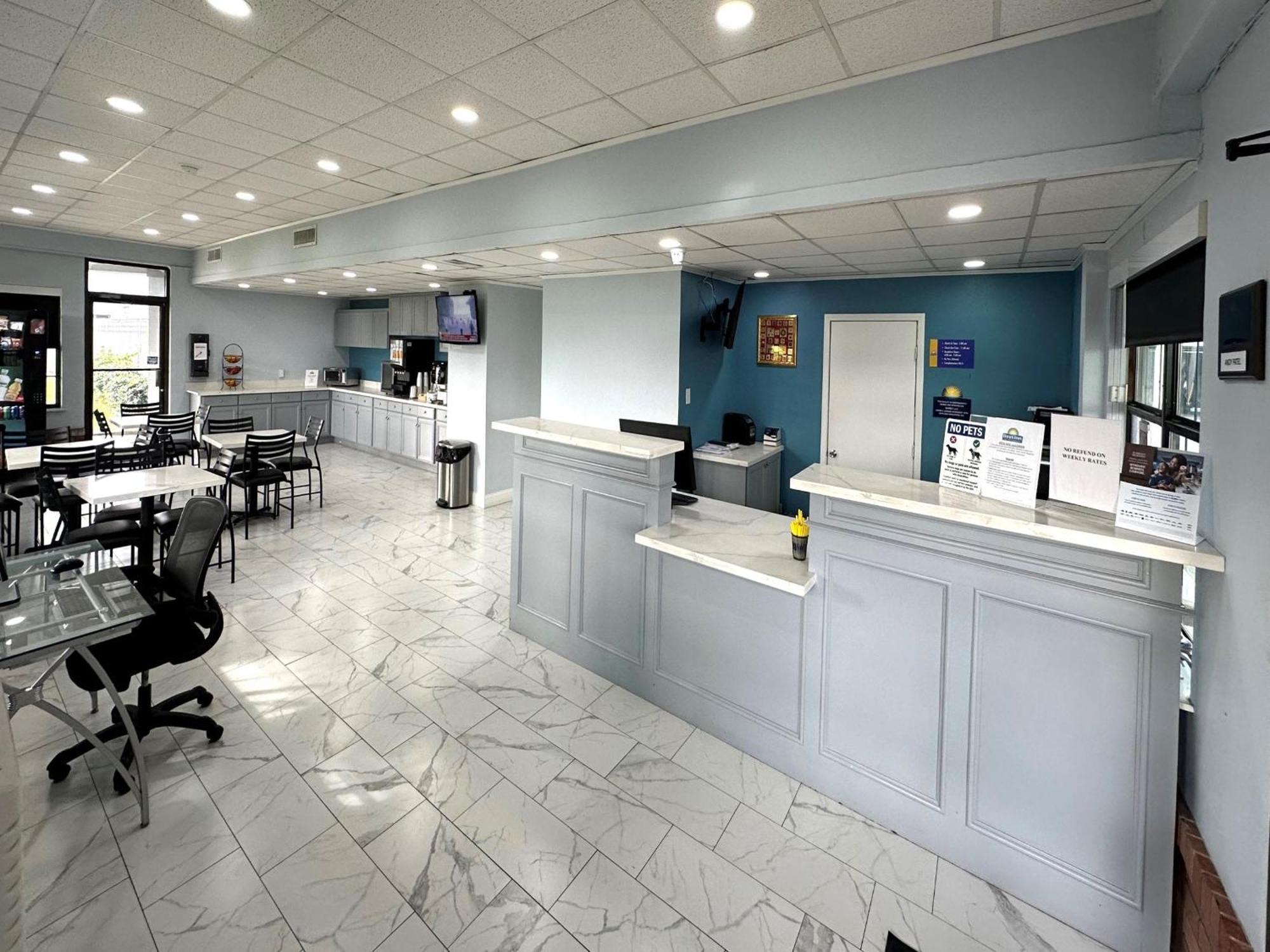 Days Inn By Wyndham Lake Charles Bagian luar foto