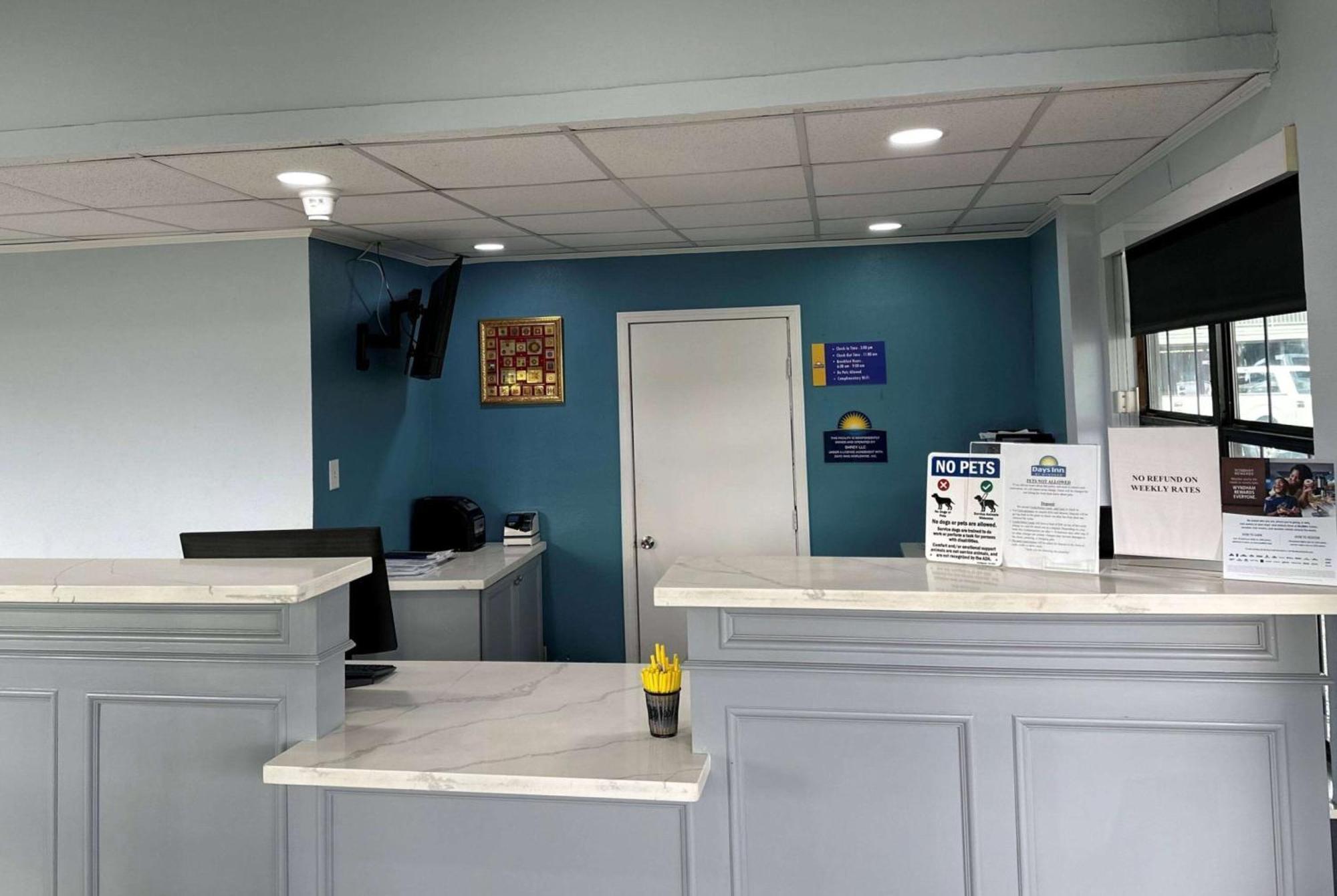 Days Inn By Wyndham Lake Charles Bagian luar foto