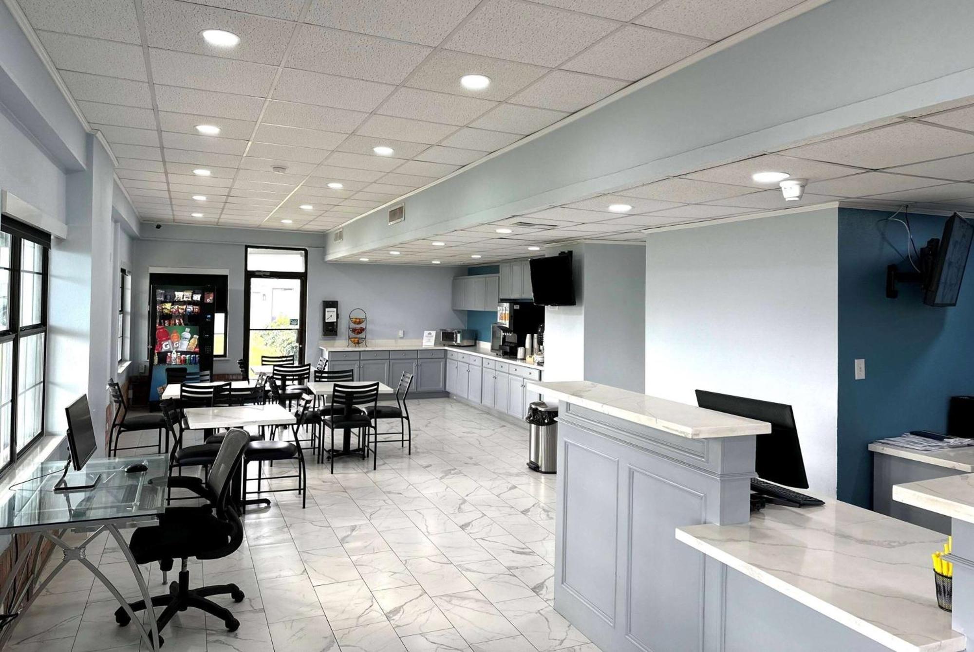Days Inn By Wyndham Lake Charles Bagian luar foto