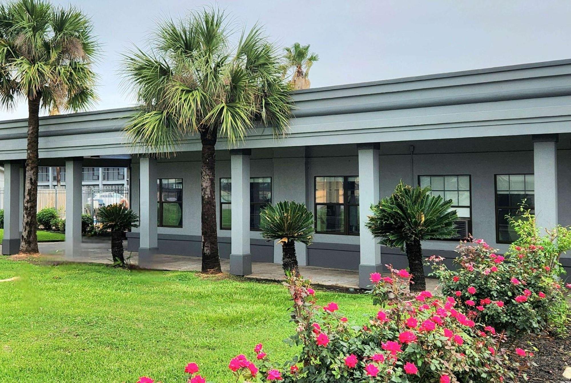 Days Inn By Wyndham Lake Charles Bagian luar foto